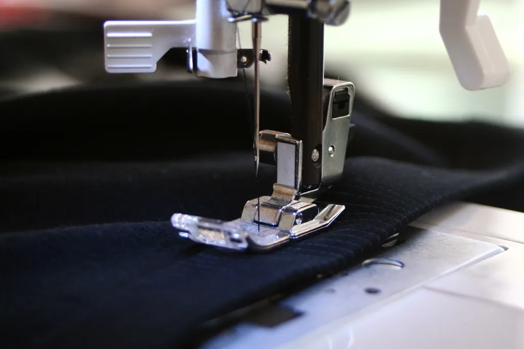 sewing machine, sewing, precision-262454.jpg